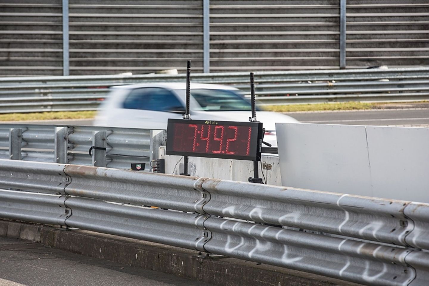Der neue Nordschleifenrekord für Fronttriebler: 7:49.21 Minuten.