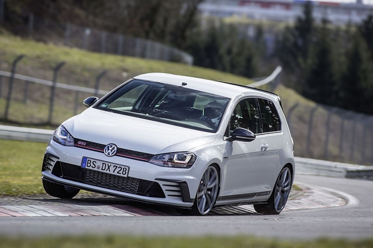 Der VW Golf GTI Clubsport S ist 265 km/h schnell.