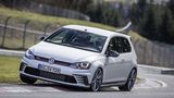 Der VW Golf GTI Clubsport S ist 265 km/h schnell.