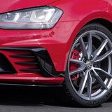 Auf 19 Zoll großen Leichtmetallfelgen rollt er.