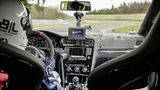 Das Cockpit des VW Golf GTI Clubsport S während der Rekordfahrt auf dem Nürburgring.