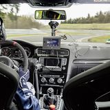 Das Cockpit des VW Golf GTI Clubsport S während der Rekordfahrt auf dem Nürburgring.