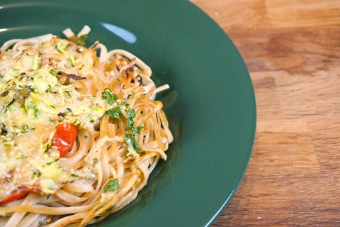 Einfache Küche: Köstlicher Nudelauflauf mit Zucchini-Käse-Kruste