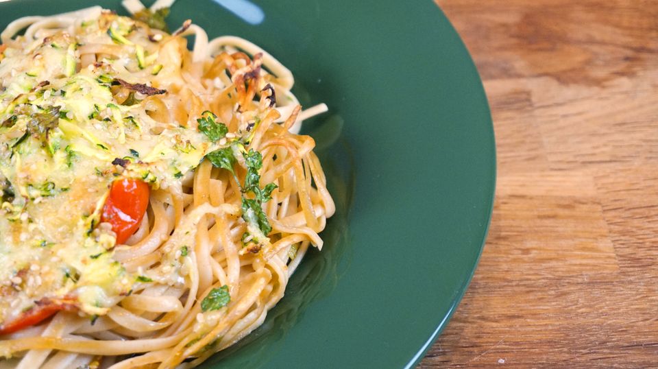 Einfache Küche: Köstlicher Nudelauflauf mit Zucchini-Käse-Kruste