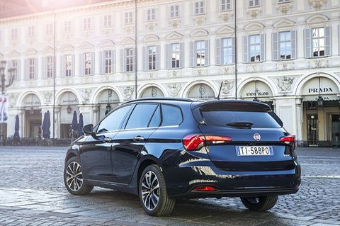 Die Heckleuchten erinnert an den Toyota Auris Touring Sports