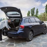 Die Heckklappe schwingt weit auf