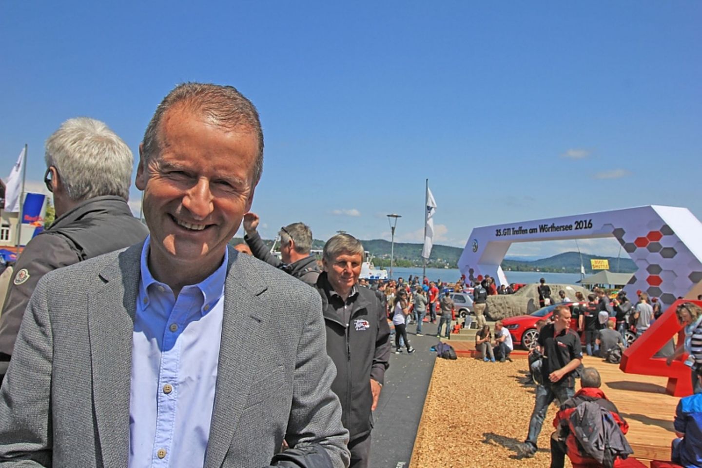 VW Chef Herbert Diess genießt die Abwechslung beim 35. GTI Treffen am Wörthersee.