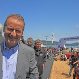 VW Chef Herbert Diess genießt die Abwechslung beim 35. GTI Treffen am Wörthersee.
