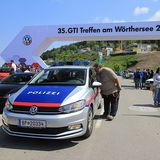 Die Polizei fährt natürlich auch VW.