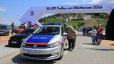 Die Polizei fährt natürlich auch VW.