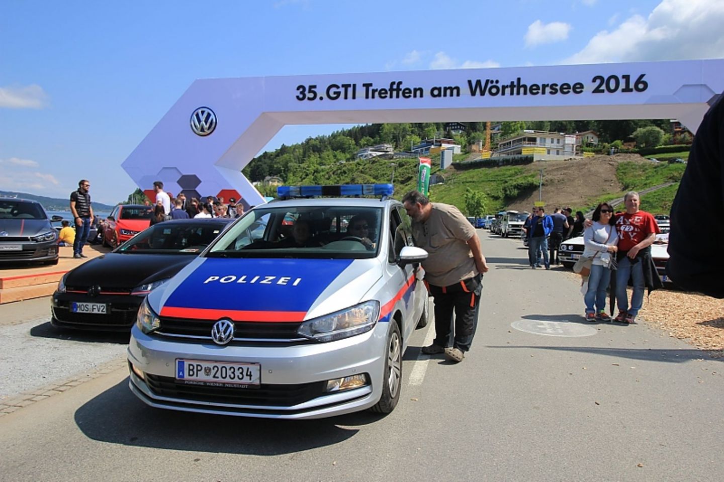 Die Polizei fährt natürlich auch VW.