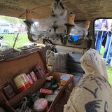 Die Rückbank ist aus Holz.