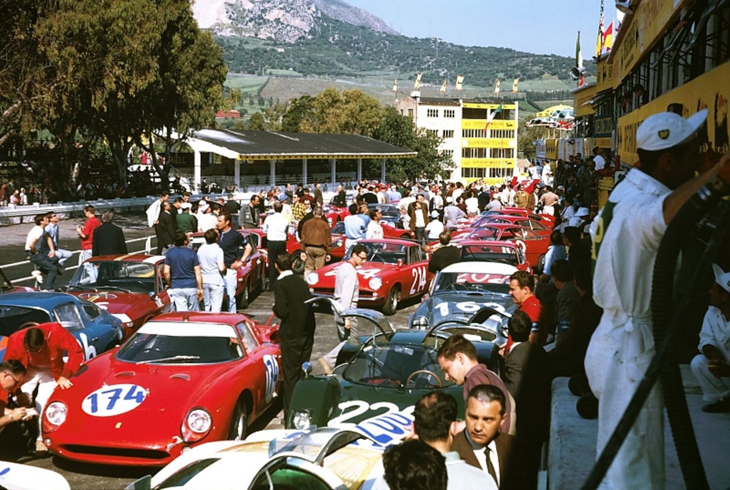 Die Hektik in der Start-Aufstellung gehört zur Targa Florio
