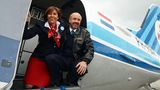 KLM Douglas DC-3 mit Pilot und Flugbegleiterin in der Kabinentür