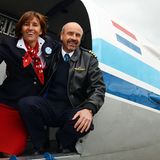 KLM Douglas DC-3 mit Pilot und Flugbegleiterin in der Kabinentür