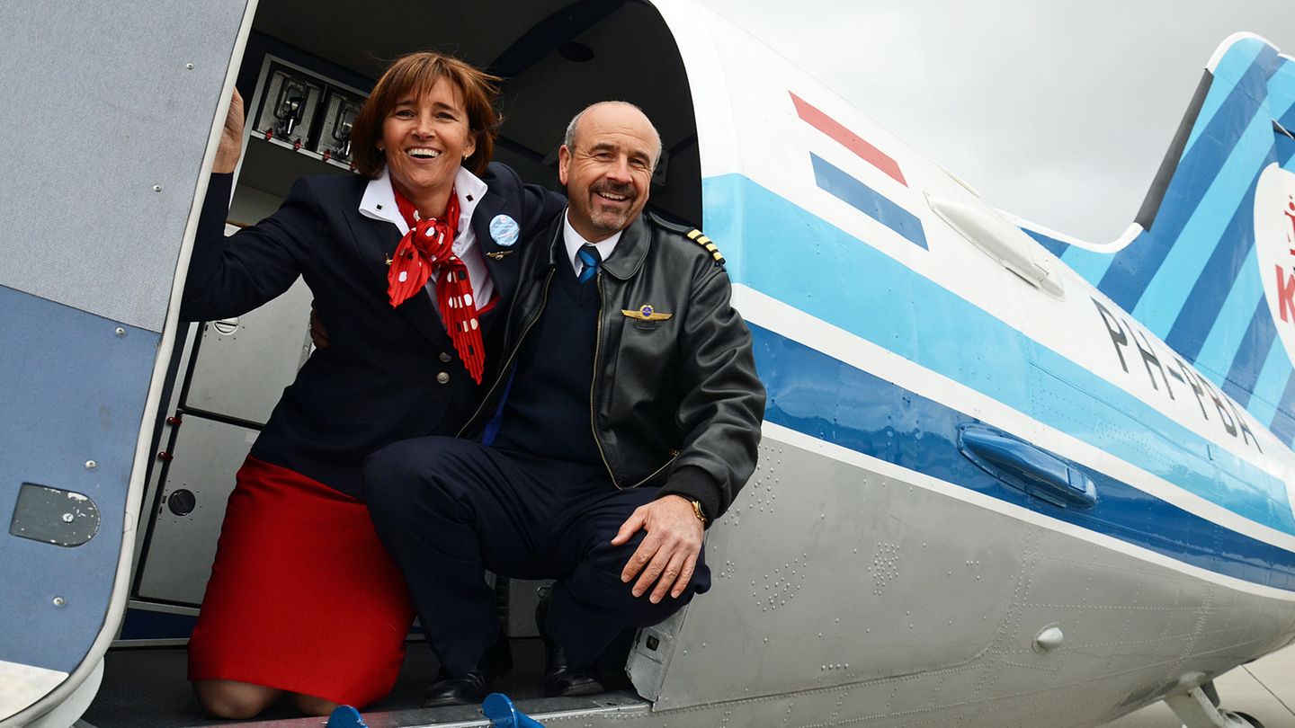 KLM Douglas DC-3 mit Pilot und Flugbegleiterin in der Kabinentür