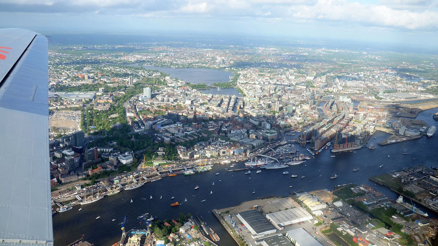 Blick aus dem Fenster auf Elbe und Alster