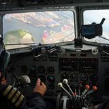 Blick durch die Cockpitscheiben auf den Containerhafen