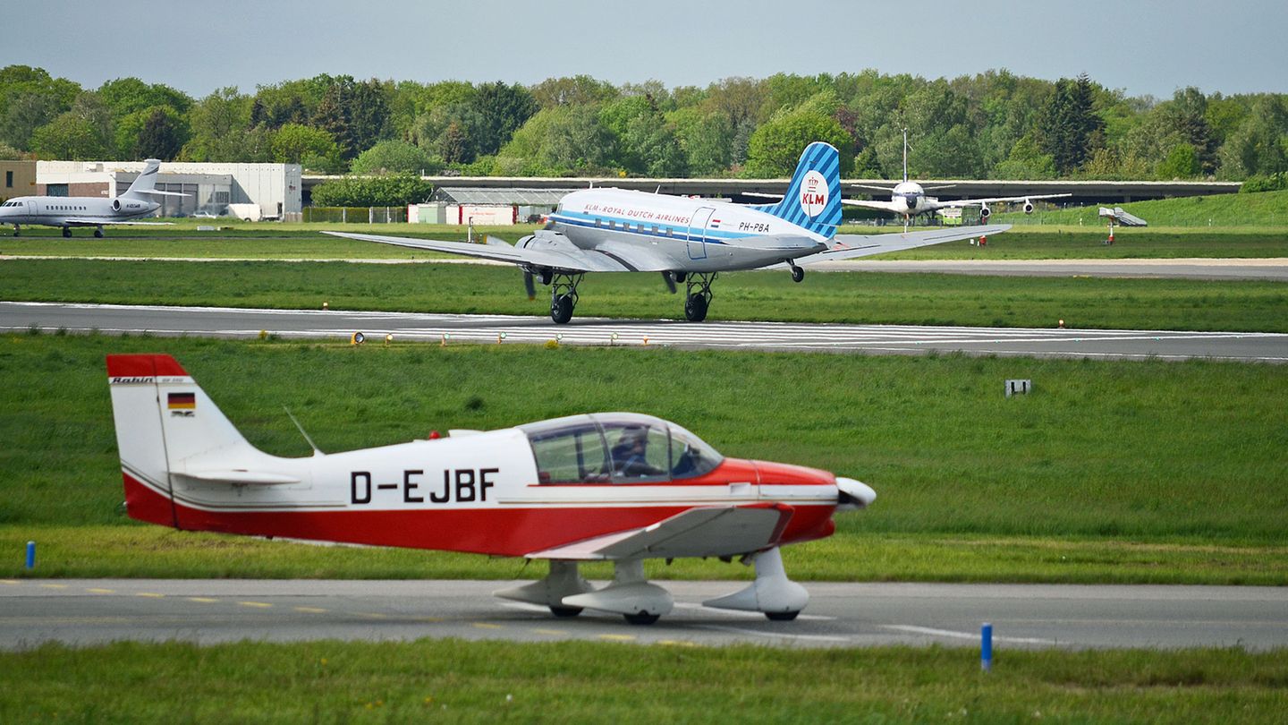 KLM Douglas DC-3 kurz vor dem Abheben auf der Piste
