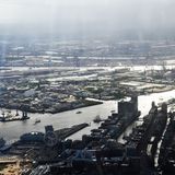 Hamburger Hafen im Gegenlicht