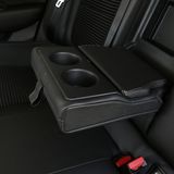 Ein Getränkehalter hat seinen Platz im Fond gefunden.