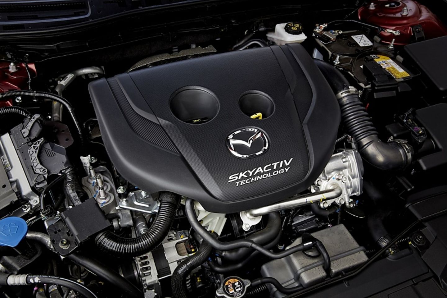 Der 1.5-Liter-Dieselmotor wiegt 50 Kilogramm weniger, als die größeren Skyactiv-Aggregate
