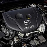 Der 1.5-Liter-Dieselmotor wiegt 50 Kilogramm weniger, als die größeren Skyactiv-Aggregate