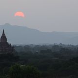 Sonnenuntergang über dem Ruinenfeld von Bagan