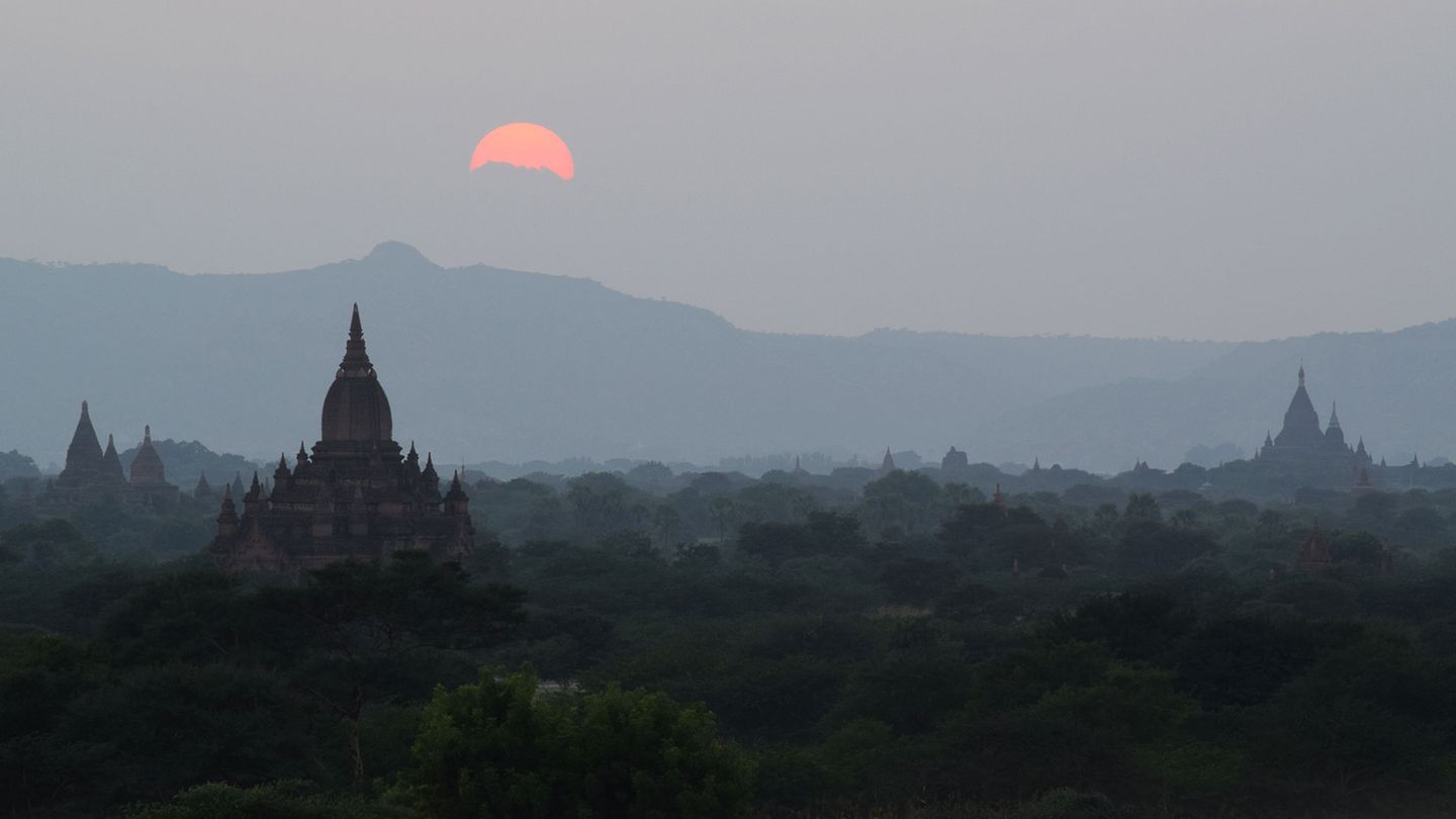 Bagan in Myanmar Sonnenuntergang über dem Ruinenfeld von Bagan