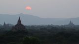 Sonnenuntergang über dem Ruinenfeld von Bagan