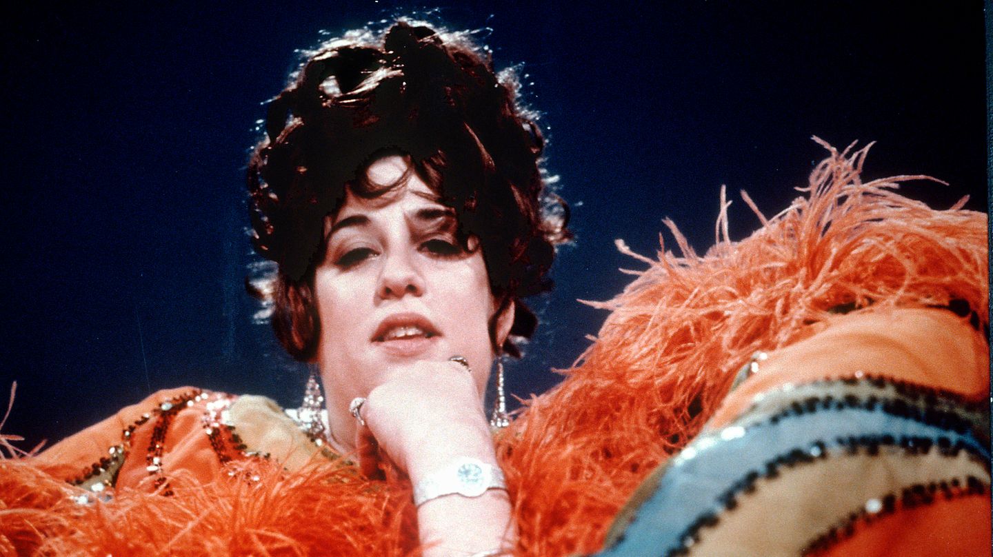 Cass Elliot im Bühnenkostüm