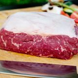 Fleischsorte: US-Beef  Cut/Schnitt: Roastbeef, daraus werden Rumpsteaks geschnitten  Herkunft: Das "American Beef" stammt aus Nebraska, aus dem Mittleren Westen der USA. Die Rassen "Herford" und "Black Angus" bilden die Grundlage für das US-Beef  Besonderheiten: 24 Monate sind die Rinder auf der Weide, danach bekommen sie etwa 100 Tage Getreidefutter, das vom Bauern selbst angebaut wird. Das Futter ist dabei genfrei.  Kosten: etwa 78 Euro/kg; erhältlich über gourmetfleisch.de