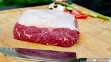 Fleischsorte: US-Beef  Cut/Schnitt: Roastbeef, daraus werden Rumpsteaks geschnitten  Herkunft: Das "American Beef" stammt aus Nebraska, aus dem Mittleren Westen der USA. Die Rassen "Herford" und "Black Angus" bilden die Grundlage für das US-Beef  Besonderheiten: 24 Monate sind die Rinder auf der Weide, danach bekommen sie etwa 100 Tage Getreidefutter, das vom Bauern selbst angebaut wird. Das Futter ist dabei genfrei.  Kosten: etwa 78 Euro/kg; erhältlich über gourmetfleisch.de