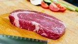Fleischsorte: US-Beef  Cut/Schnitt: Entrecôte, Zwischenrippenstück, wird auch wegen des charakteristischen Fettauges Ribeye-Steak genannt  Herkunft: Das "American Beef" stammt aus Nebraska, aus dem Mittleren Westen der USA. Die Rassen "Herford" und "Black Angus"bilden die Grundlage für das US-Beef  Besonderheiten: Diese Stück wurde "gesmokt", also geräuchert und hat dadurch ein typisches rauchiges Aroma. Das Ribeye-Steak hat einen höheren Fettanteil als das Rumpsteak. Charakteristisch ist das Fettauge. 24 Monate sind die Rinder auf der Weide, danach bekommen sie etwa 100 Tage Getreidefutter, das vom Bauern selbst angebaut wird. Das Futter ist dabei genfrei.  Kosten: etwa 78 Euro/kg; erhältlich über gourmetfleisch.de