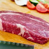 Fleischsorte: US-Beef  Cut/Schnitt: Entrecôte, Zwischenrippenstück, wird auch wegen des charakteristischen Fettauges Ribeye-Steak genannt  Herkunft: Das "American Beef" stammt aus Nebraska, aus dem Mittleren Westen der USA. Die Rassen "Herford" und "Black Angus"bilden die Grundlage für das US-Beef  Besonderheiten: Diese Stück wurde "gesmokt", also geräuchert und hat dadurch ein typisches rauchiges Aroma. Das Ribeye-Steak hat einen höheren Fettanteil als das Rumpsteak. Charakteristisch ist das Fettauge. 24 Monate sind die Rinder auf der Weide, danach bekommen sie etwa 100 Tage Getreidefutter, das vom Bauern selbst angebaut wird. Das Futter ist dabei genfrei.  Kosten: etwa 78 Euro/kg; erhältlich über gourmetfleisch.de