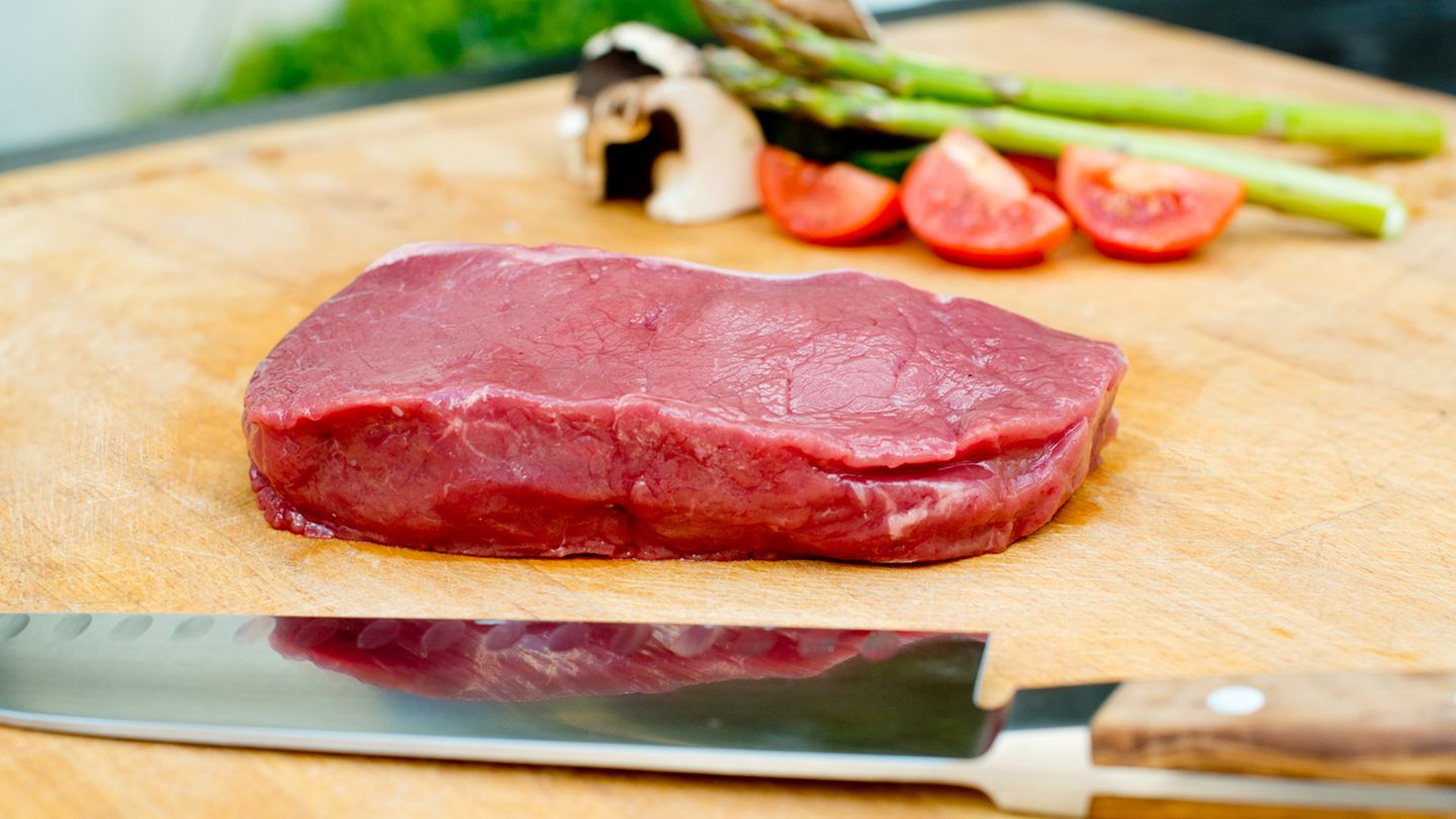 Iberico, Wagyu & US-Beef: Fleischsorte: Bison Cut/Schnitt: Rumpsteak Herkunft: Kanada Besonderheiten: Bisonfleisch ist extrem mager und anders als beim Rind, ist beim Bison das Fleisch an sich der Geschmacksträger und nicht das Fett. Außerdem unterstützt das Fleisch vor allem die gesundheitsbewusste Ernährung: Mit seinem hohen Anteil an Proteinen, Mineralien und wertvollen Fettsäuren ist es ein nährstoffreiches und zugleich kalorienarmes Nahrungsmittel. Bisonfleisch brät besonders schnell durch, muss aber im Gegensatz zu Rindfleisch doppelt so lange ruhen. Kosten: etwa 93 Euro/kg; erhältlich über gourmetfleisch.de Fleischsorte: Bison Cut/Schnitt: Rumpsteak Herkunft: Kanada Besonderheiten: Bisonfleisch ist extrem mager und anders als beim Rind, ist beim Bison das Fleisch an sich der Geschmacksträger und nicht das Fett. Außerdem unterstützt das Fleisch vor allem die gesundheitsbewusste Ernährung: Mit seinem hohen Anteil an Proteinen, Mineralien und wertvollen Fettsäuren ist es ein nährstoffreiches und zugleich kalorienarmes Nahrungsmittel. Bisonfleisch brät besonders schnell durch, muss aber im Gegensatz zu Rindfleisch doppelt so lange ruhen. Kosten: etwa 93 Euro/kg; erhältlich über gourmetfleisch.de