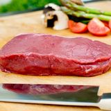 Fleischsorte: Bison  Cut/Schnitt: Rumpsteak  Herkunft: Kanada  Besonderheiten: Bisonfleisch ist extrem mager und anders als beim Rind, ist beim Bison das Fleisch an sich der Geschmacksträger und nicht das Fett. Außerdem unterstützt das Fleisch vor allem die gesundheitsbewusste Ernährung: Mit seinem hohen Anteil an Proteinen, Mineralien und wertvollen Fettsäuren ist es ein nährstoffreiches und zugleich kalorienarmes Nahrungsmittel. Bisonfleisch brät besonders schnell durch, muss aber im Gegensatz zu Rindfleisch doppelt so lange ruhen.  Kosten: etwa 93 Euro/kg; erhältlich über gourmetfleisch.de