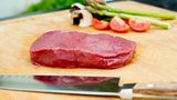 Fleischsorte: Bison  Cut/Schnitt: Rumpsteak  Herkunft: Kanada  Besonderheiten: Bisonfleisch ist extrem mager und anders als beim Rind, ist beim Bison das Fleisch an sich der Geschmacksträger und nicht das Fett. Außerdem unterstützt das Fleisch vor allem die gesundheitsbewusste Ernährung: Mit seinem hohen Anteil an Proteinen, Mineralien und wertvollen Fettsäuren ist es ein nährstoffreiches und zugleich kalorienarmes Nahrungsmittel. Bisonfleisch brät besonders schnell durch, muss aber im Gegensatz zu Rindfleisch doppelt so lange ruhen.  Kosten: etwa 93 Euro/kg; erhältlich über gourmetfleisch.de