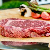 Fleischsorte: Galicien-Beef  Cut/Schnitt: Entrecôte  Herkunft: Galicien, Nordwesten Spaniens  Besonderheiten: Spanischer alter Ochse, der vier bis acht Jahre auf den Wiesen im Nordwesten Spaniens grasen durfte. Klimatische Gegebenheiten sorgen für ein besonderes Aroma. Fleisch ist stark marmoriert. Ganz eigener Geschmack.  Kosten: etwa 74 Euro/kg; erhältlich über gourmetfleisch.de