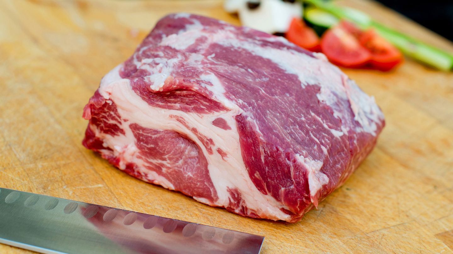 Fleischsorte: Iberico-Schwein  Cut/Schnitt: Nacken  Herkunft: Iberico-Schweine leben halbwild in den großen Eichenhainen Spaniens, man erkennt sie an ihrer typisch-schwarzen Hautfarbe.   Besonderheiten: Die Tiere ernähren sich zu 80 Prozent von Eicheln. Das Fleisch weist eine hohe Fettmarmorierung auf, dadurch ist der Geschmack des Fleisches sehr nussig und intensiv. Man kann den Nacken am Stück grillen, aber auch Steaks abschneiden.    Kosten: etwa 35 Euro/kg; erhältlich über gourmetfleisch.de 