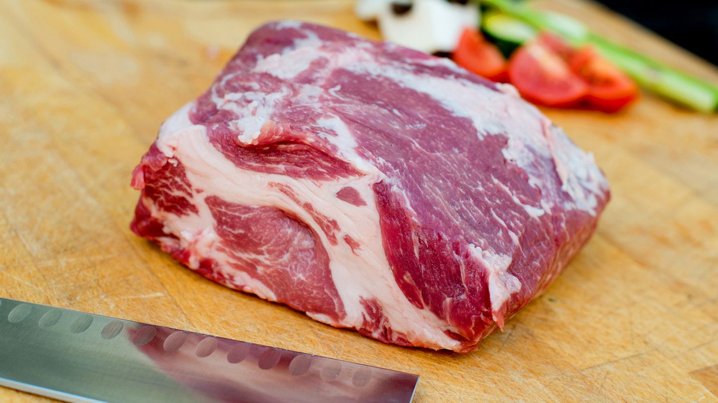 Iberico, Wagyu & US-Beef: Fleischsorte: Iberico-Schwein Cut/Schnitt: Nacken Herkunft: Iberico-Schweine leben halbwild in den großen Eichenhainen Spaniens, man erkennt sie an ihrer typisch-schwarzen Hautfarbe. Besonderheiten: Die Tiere ernähren sich zu 80 Prozent von Eicheln. Das Fleisch weist eine hohe Fettmarmorierung auf, dadurch ist der Geschmack des Fleisches sehr nussig und intensiv. Man kann den Nacken am Stück grillen, aber auch Steaks abschneiden. Kosten: etwa 35 Euro/kg; erhältlich über gourmetfleisch.de Fleischsorte: Iberico-Schwein Cut/Schnitt: Nacken Herkunft: Iberico-Schweine leben halbwild in den großen Eichenhainen Spaniens, man erkennt sie an ihrer typisch-schwarzen Hautfarbe. Besonderheiten: Die Tiere ernähren sich zu 80 Prozent von Eicheln. Das Fleisch weist eine hohe Fettmarmorierung auf, dadurch ist der Geschmack des Fleisches sehr nussig und intensiv. Man kann den Nacken am Stück grillen, aber auch Steaks abschneiden. Kosten: etwa 35 Euro/kg; erhältlich über gourmetfleisch.de