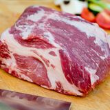 Fleischsorte: Iberico-Schwein  Cut/Schnitt: Nacken  Herkunft: Iberico-Schweine leben halbwild in den großen Eichenhainen Spaniens, man erkennt sie an ihrer typisch-schwarzen Hautfarbe.   Besonderheiten: Die Tiere ernähren sich zu 80 Prozent von Eicheln. Das Fleisch weist eine hohe Fettmarmorierung auf, dadurch ist der Geschmack des Fleisches sehr nussig und intensiv. Man kann den Nacken am Stück grillen, aber auch Steaks abschneiden.    Kosten: etwa 35 Euro/kg; erhältlich über gourmetfleisch.de 