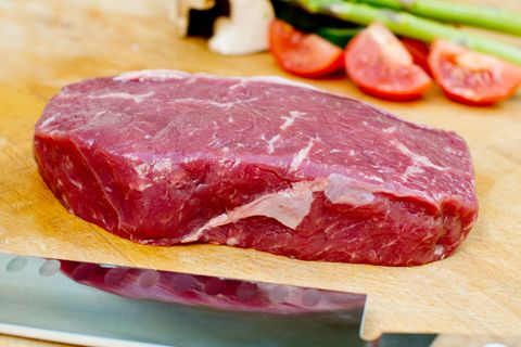 Fleischsorte: Dry Aged Irish-Beef vom "Hereford"  Cut/Schnitt: Rumpsteak  Herkunft: "Dry Aged Beef" von irischen Rindern  Besonderheiten: Rinder grasen auf salzigen Wiesen. Salzanteil ist damit auch im Fleisch enthalten. Das Fleisch wird außerdem "Dry geaged". Das heißt, die Rinderhälften werden drei Wochen am Knochen trocken gereift und erst dann wird das Fleisch ausgelöst.  Kosten: etwa 60 Euro/kg; erhältlich über gourmetfleisch.de
