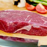 Fleischsorte: Dry Aged Irish-Beef vom "Hereford"  Cut/Schnitt: Rumpsteak  Herkunft: "Dry Aged Beef" von irischen Rindern  Besonderheiten: Rinder grasen auf salzigen Wiesen. Salzanteil ist damit auch im Fleisch enthalten. Das Fleisch wird außerdem "Dry geaged". Das heißt, die Rinderhälften werden drei Wochen am Knochen trocken gereift und erst dann wird das Fleisch ausgelöst.  Kosten: etwa 60 Euro/kg; erhältlich über gourmetfleisch.de