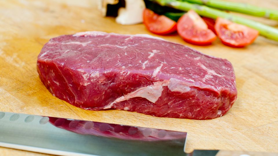 Fleischsorte: Dry Aged Irish-Beef vom "Hereford"  Cut/Schnitt: Rumpsteak  Herkunft: "Dry Aged Beef" von irischen Rindern  Besonderheiten: Rinder grasen auf salzigen Wiesen. Salzanteil ist damit auch im Fleisch enthalten. Das Fleisch wird außerdem "Dry geaged". Das heißt, die Rinderhälften werden drei Wochen am Knochen trocken gereift und erst dann wird das Fleisch ausgelöst.  Kosten: etwa 60 Euro/kg; erhältlich über gourmetfleisch.de