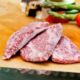 Fleischsorte: Wagyu aus Japan  Cut/Schnitt: Strips  Herkunft: Japan  Besonderheiten: Besondere Marmorierung. Es ranken sich viele Mythen rund um Fütterung und Haltung (Bier, Massagen). Leben rund 34 Monate auf der Weide, Draußenaufzucht, viel Freilauf, viele Gräser und Kräuter.  Kosten: Wagyu etwa 340 Euro/kg (Vergleich Kobe-Filet: etwa 690 Euro/kg; Japanisches Wagyu-Filet etwa 590 Euro/kg); erhältlich über gourmetfleisch.de