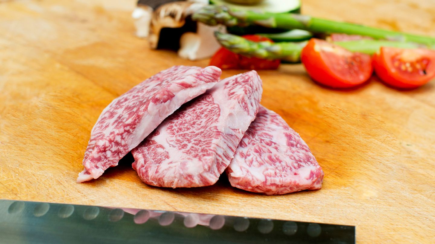 Fleischsorte: Wagyu aus Japan  Cut/Schnitt: Strips  Herkunft: Japan  Besonderheiten: Besondere Marmorierung. Es ranken sich viele Mythen rund um Fütterung und Haltung (Bier, Massagen). Leben rund 34 Monate auf der Weide, Draußenaufzucht, viel Freilauf, viele Gräser und Kräuter.  Kosten: Wagyu etwa 340 Euro/kg (Vergleich Kobe-Filet: etwa 690 Euro/kg; Japanisches Wagyu-Filet etwa 590 Euro/kg); erhältlich über gourmetfleisch.de