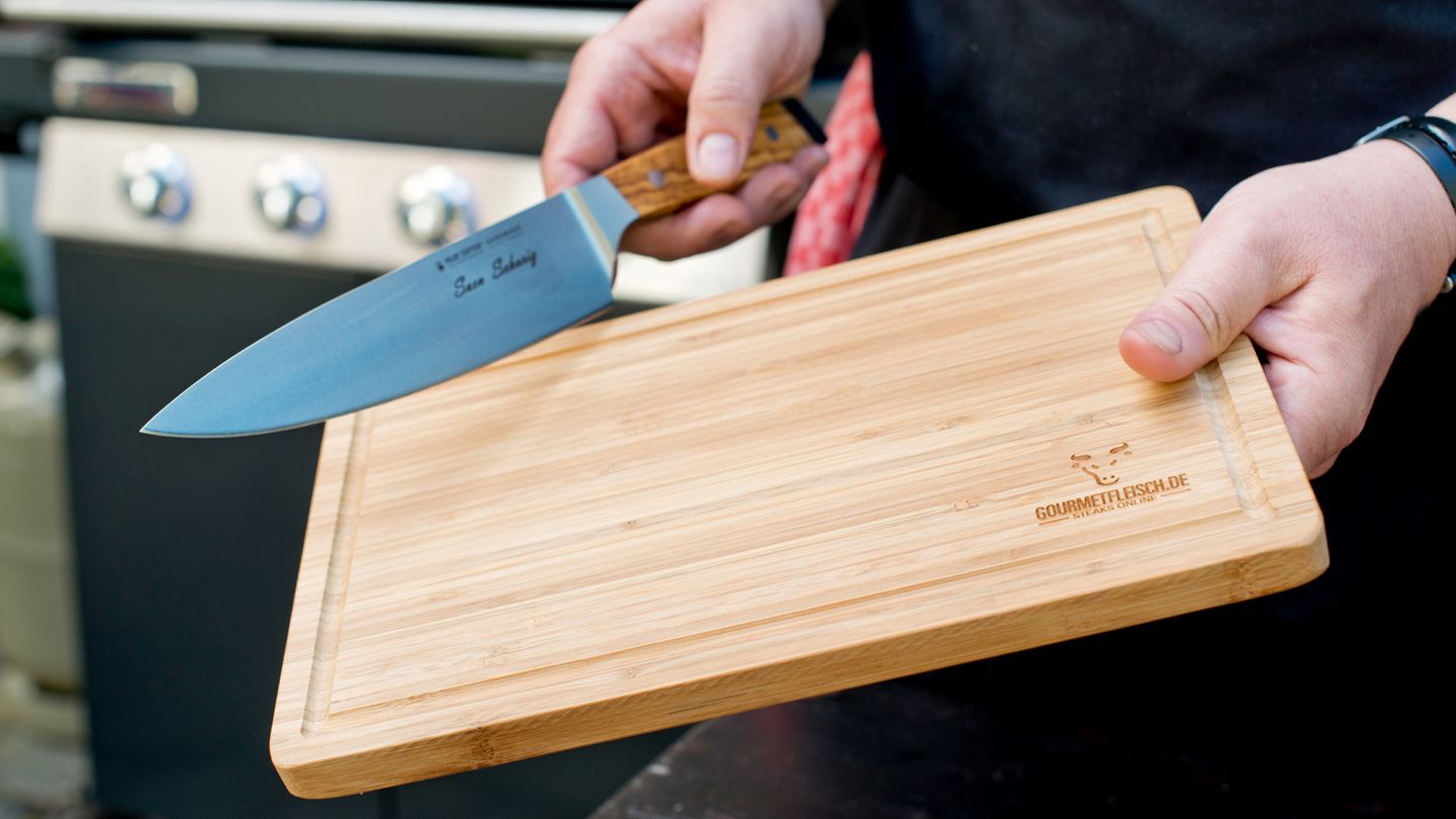 Fleisch richtig zuschneiden: Das A und O beim Grillen: Achten Sie darauf, dass Sie ein scharfes Messer benutzen und schneiden Sie auf Holz, damit das Messer nicht stumpf wird. Außerdem sollte man nie etwas mit der Schneide des Messers vom Brett schieben, genau dafür hat ein Messer zwei Seiten. Das A und O beim Grillen: Achten Sie darauf, dass Sie ein scharfes Messer benutzen und schneiden Sie auf Holz, damit das Messer nicht stumpf wird. Außerdem sollte man nie etwas mit der Schneide des Messers vom Brett schieben, genau dafür hat ein Messer zwei Seiten.