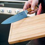 Das A und O beim Grillen: Achten Sie darauf, dass Sie ein scharfes Messer benutzen und schneiden Sie auf Holz, damit das Messer nicht stumpf wird. Außerdem sollte man nie etwas mit der Schneide des Messers vom Brett schieben, genau dafür hat ein Messer zwei Seiten.