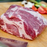 Das Nackenstück vom Iberico-Schwein kann man natürlich auch im Ganzen braten...